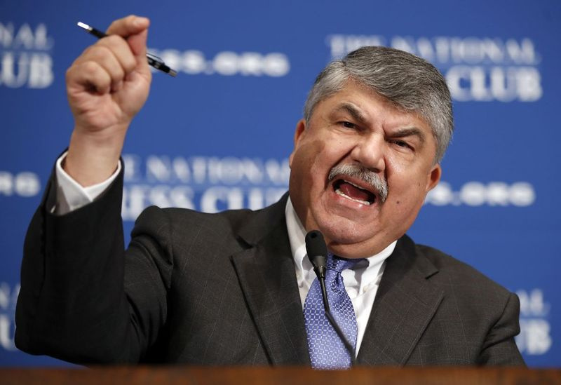Auf diesem Aktenfoto vom 4. April 2017 spricht AFL-CIO-Präsident Richard Trumka im National Press Club in Washington. Der langjährige Präsident der Gewerkschaft AFL-CIO ist gestorben. Die Nachricht vom Tod von Richard Trumka wurde am Donnerstag von Präsident Joe Biden und dem Mehrheitsführer im Senat, Chuck Schumer, bekannt gegeben. Trumka war 72 Jahre alt und war seit 2009 AFL-CIO-Präsident, nachdem er 14 Jahre lang als Sekretär-Schatzmeister der Organisation gedient hatte.