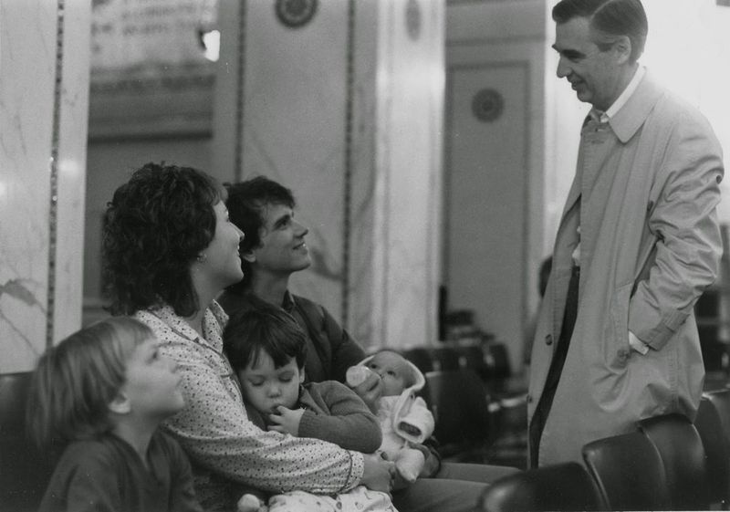 Paul Obis (midden), zijn toenmalige vrouw Mariclaire, collega-vegetarische Fred Mister Rogers en een deel van hun familie in het Chicago Cultural Center. | Familie foto