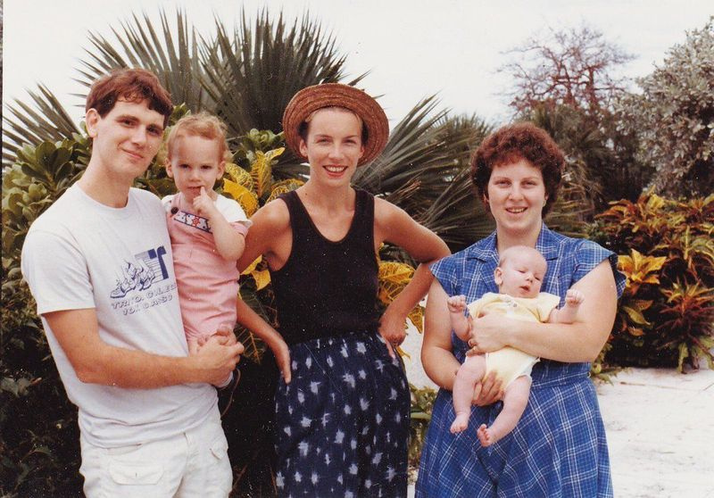 Paul Obis met zangeres Annie Lennox (met hoed), die werd geïnterviewd voor Vegetarische Times voor een coververhaal van december 1986 (hieronder) over vegetarische beroemdheden, toen-vrouw Mariclaire Barrett en de zonen van Obis, Paul en Kevin. | Twitter