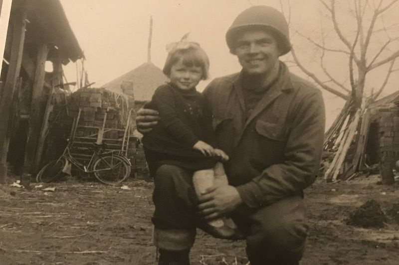 Fyrre år efter, at Dick Callahan havde leveret mad og en dukke til en lille hollandsk pige og hendes familie, huskede de ham stadig, sagde hans børn.