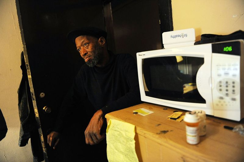 Pedro Bell em 2009 no hotel de um quarto onde vivia, à beira da falência.