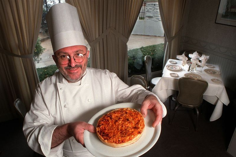 Szef kuchni Bernard Cretier popisuje się tartą cebulowo-bekonową Vidalia w swojej restauracji Lakemoor, Le Vichyssois, w 1998 roku.