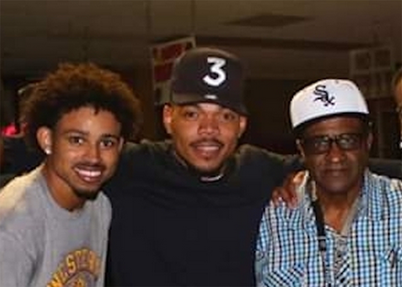 Nate Simpson (in Sox-pet) met (van links) zijn zoon Nate Simpson III en Chance the Rapper.