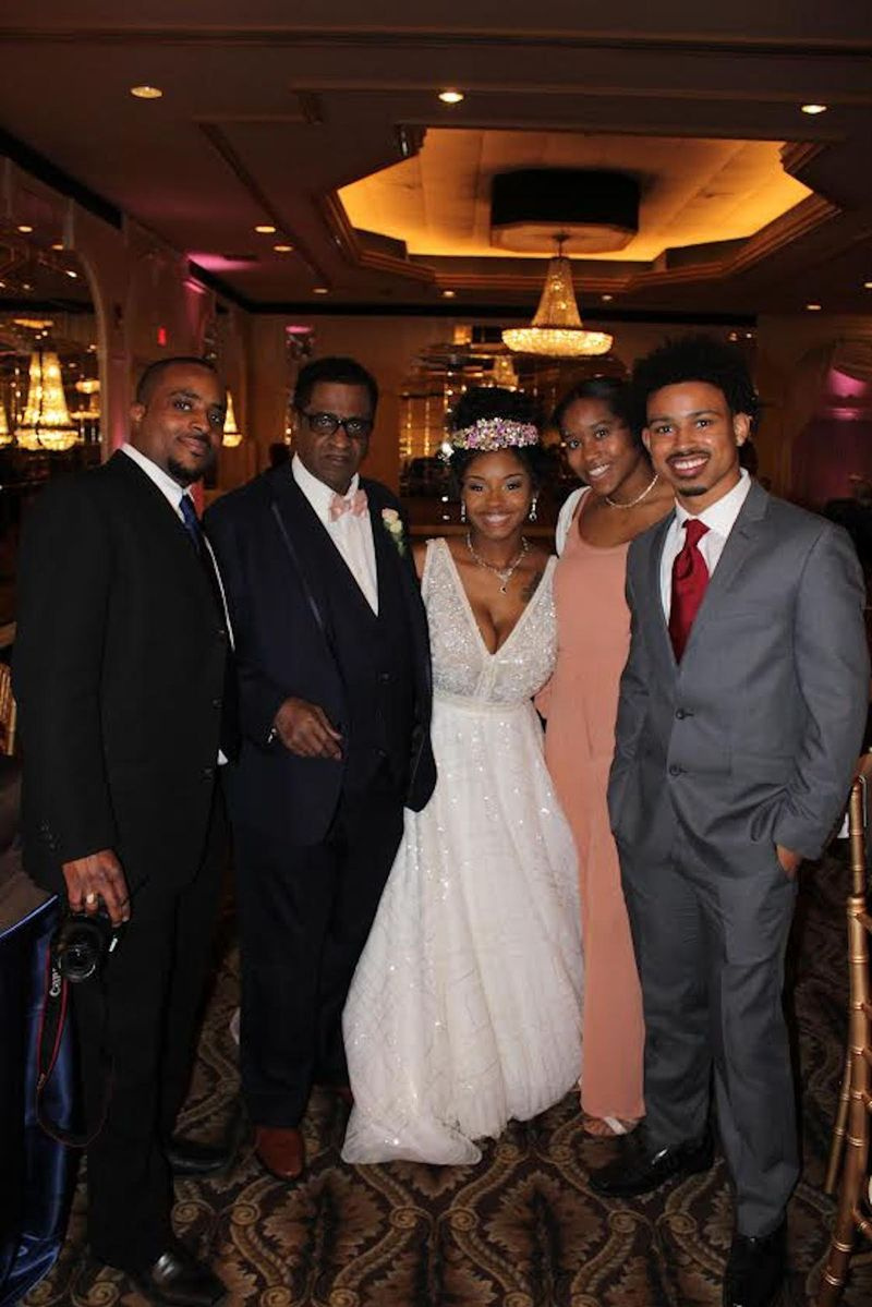 Nate Simpson (van links) met zijn zoon Brandon Blue, kleindochter Bretagne, dochter Lindsey Simpson en zoon Nathaniel Simpson III.