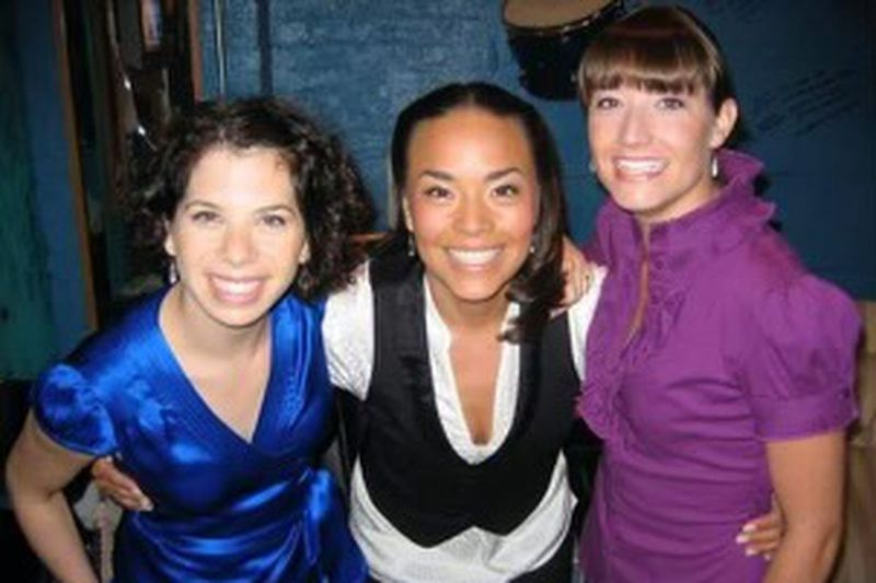Niki Moran (mitten) står med sina andra Second City-komiker Nicky Margolis (vänster) och Amanda Blake Davis (höger). Moran uppträdde med The Second City mellan 2002 och 2008.