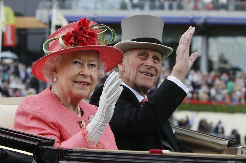Storbritannias dronning Elizabeth II med prins Philip ankommer med hestevogn i paraderingen på den tredje dagen, tradisjonelt kjent som Ladies Day, av Royal Ascot-hesteveddeløpsmøtet i Ascot, England.