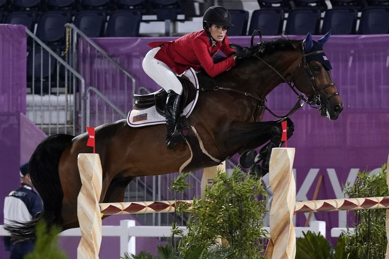 La estadounidense Jessica Springsteen, montada sobre Don Juan van de Donkhoeve, compite durante la clasificación individual de salto ecuestre en los Juegos Olímpicos de Tokio.