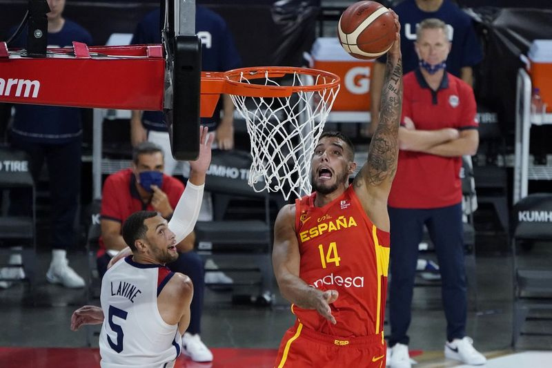 Spanias Willy Hernangomez (14) dunker mot USAs Zach LaVine (5) under en utstillingskamp i Las Vegas.