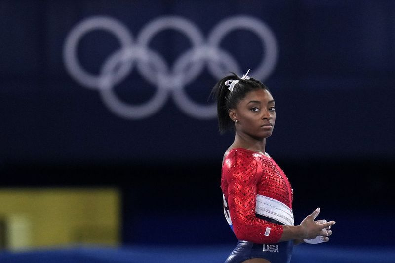 Den amerikanska gymnastiksuperstjärnan Simone Biles har dragit tillbaka allroundtävlingen för att fokusera på sitt mentala välbefinnande.