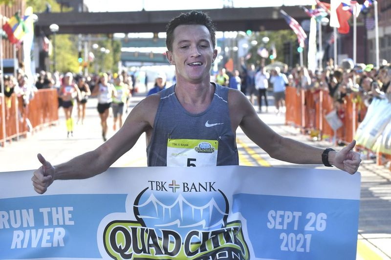 Tyler Pence de Springfield termine premier au marathon TBK Bank Quad Cities le 26 septembre 2021 à Moline, dans l