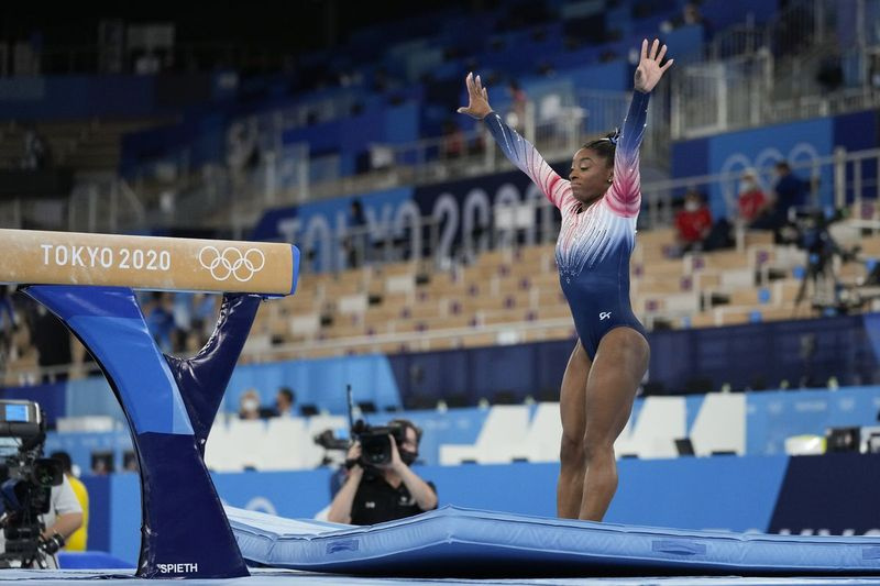 Simone Bilesová ze Spojených států amerických se rozcvičuje před finále na kladině v umělecké gymnastice.