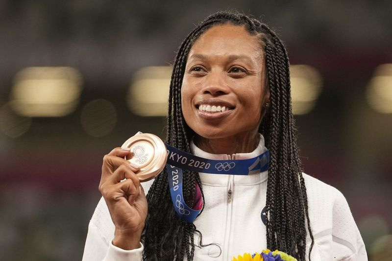 La medallista de bronce Allyson Felix, de los Estados Unidos, posa durante la ceremonia de entrega de medallas para la carrera de 400 metros femeninos.