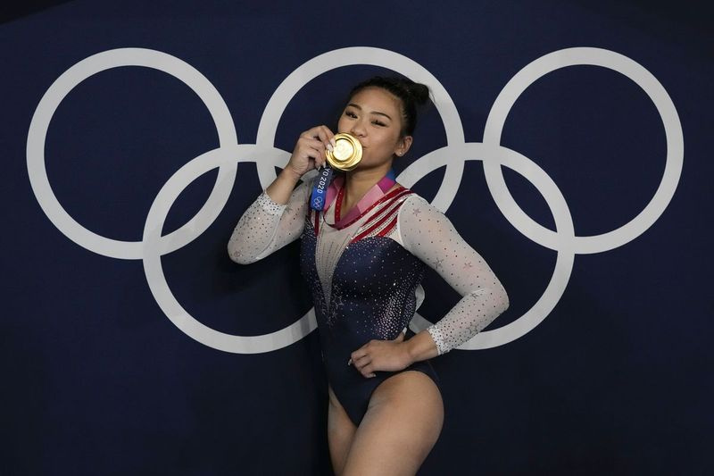 Sunisa Lee pose avec sa médaille d