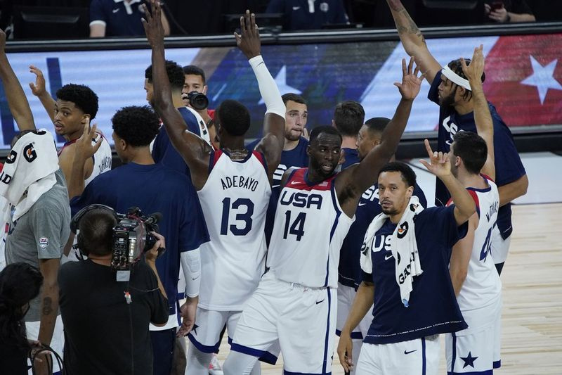 US-Spieler feiern nach dem Sieg über Spanien in einem Basketballspiel zur Vorbereitung auf die Olympischen Spiele.