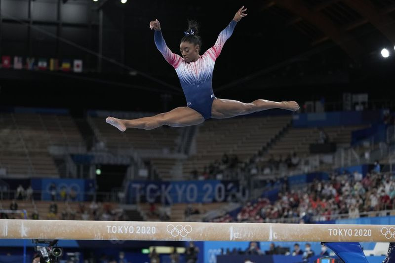 Simone Biles fra USA optræder på balancebommen tirsdag ved OL i Tokyo.