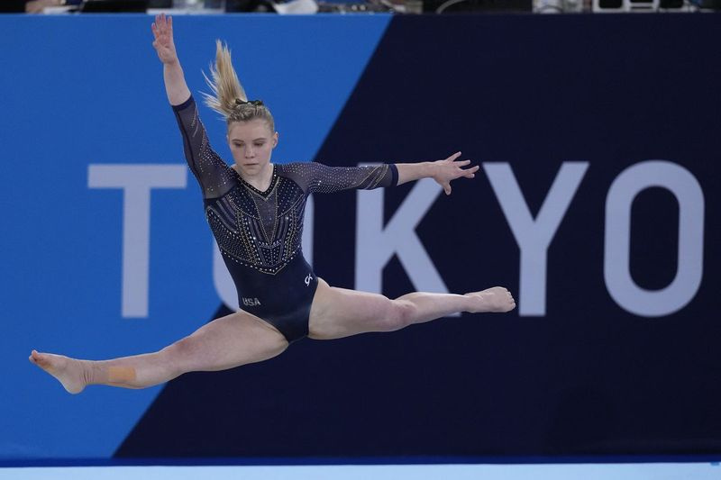 Jade Carey, des États-Unis, se produit au sol lors de la finale du concours général féminin de gymnastique artistique.