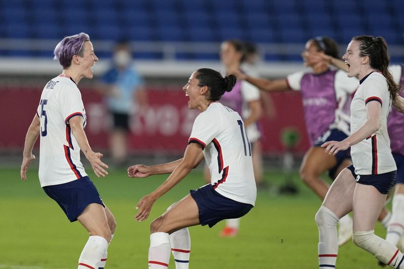 La statunitense Megan Rapinoe, a sinistra, festeggia con i compagni di squadra dopo aver segnato il gol della vittoria e aver sconfitto l
