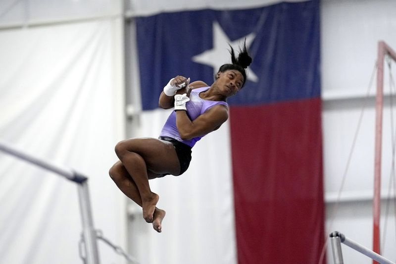 Simone Biles lavora su una routine all