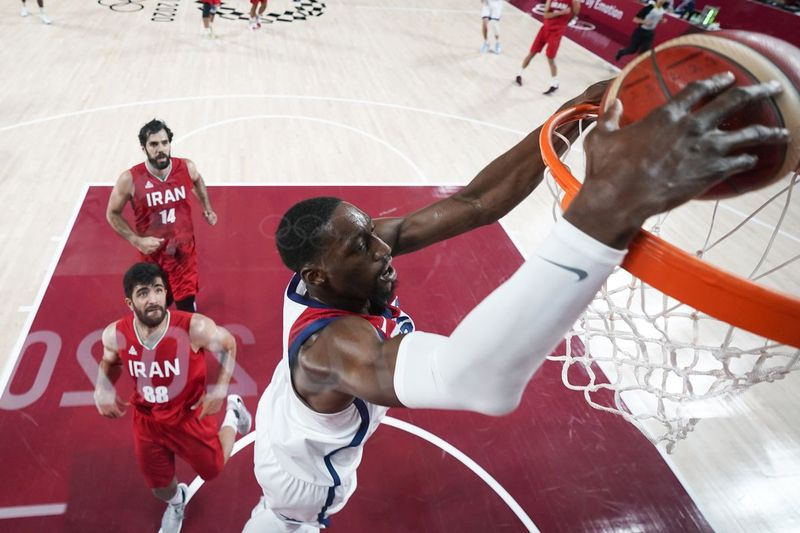 Bam Adebayo aus den USA taucht den Ball vor dem Iraner Behnam Yakhchalidehkordi (88) während eines Vorrundenspiels im Basketball der Männer ein.