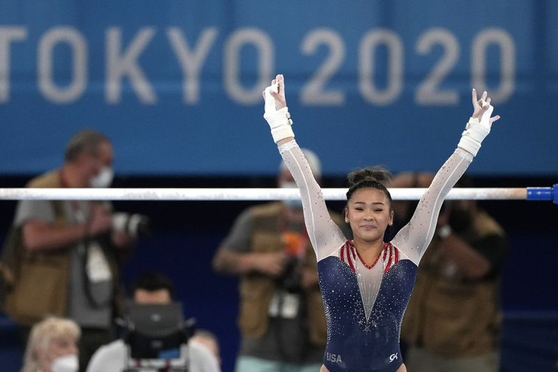 Sunisa Lee, dari Amerika Syarikat, menamatkan saingan di palang yang tidak rata semasa final gimnastik artistik keseluruhan wanita di Sukan Olimpik Musim Panas 2020 pada Khamis di Tokyo.