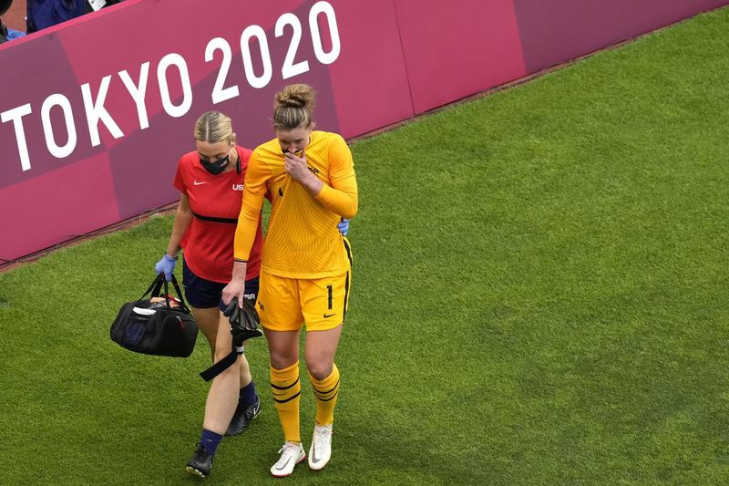 USAs målmand Alyssa Naeher forlader banen efter at være blevet skadet under semifinalekampen mod Canada i mandags.