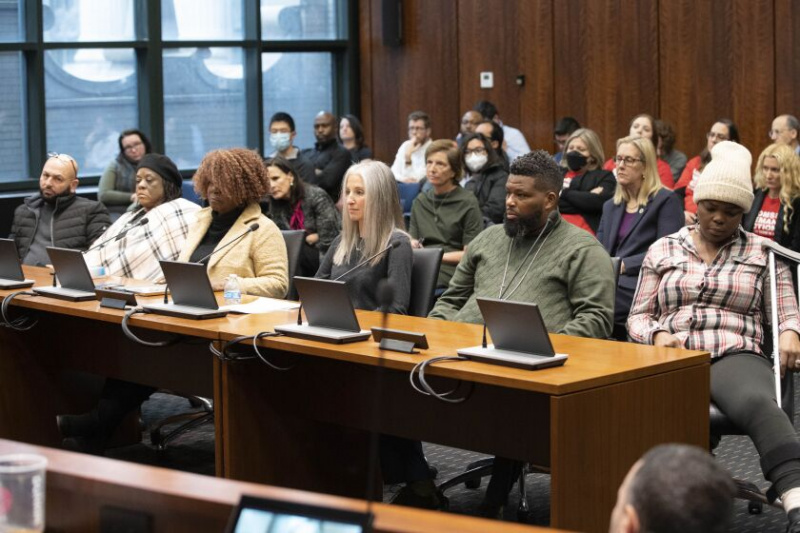   Von links sitzen Imad Saadeh, Gwendolyn Baxter, Jaquie Algee, Lauren Bennett, Pastor Cornelius Parks und Conttina Patterson bei der ersten Anhörung zum Protect Illinois Communities Act in Chicago am 12. Dezember vor dem Justizausschuss des Illinois House.