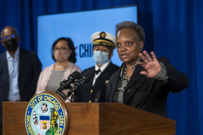 Linnapea Lori Lightfoot koos linnavolinikega annavad esmaspäeval, 18. oktoobril 2021 ajakirjanikele värskendusi linnatöötajate, sealhulgas Chicago politseiametnike COVID-19 vaktsineerimise kohta.