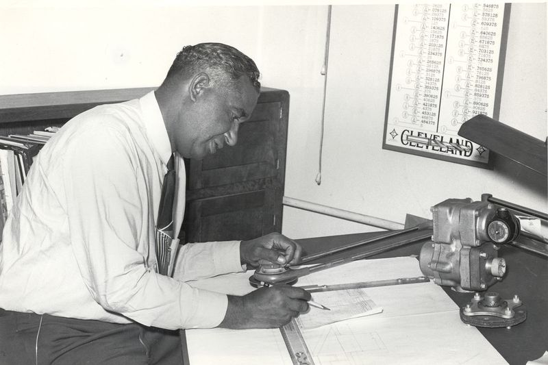 Frederick McKinley Jones di meja penggubalannya. Jones ialah seorang pencipta prolifik yang mencipta sistem penyejukan yang digunakan dalam trak Tentera pada Perang Dunia II untuk mengangkut makanan, ubat dan darah.