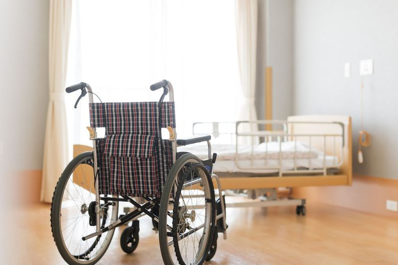 Pracownicy domów opieki są przeciążeni, wyczerpani i zestresowani, piszą autorzy. W 2019 roku Illinois zajęło ostatnie miejsce pod względem personelu domów opieki.