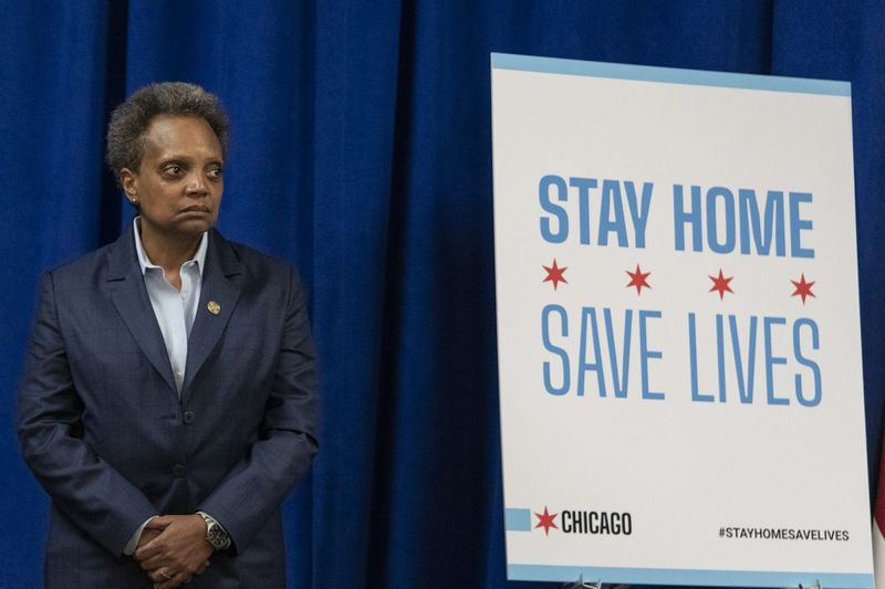 Apabila wabak itu mula-mula melanda, meme Datuk Bandar Lori Lightfoot yang mengarahkan warga Chicago untuk tinggal di rumah menjadi popular.