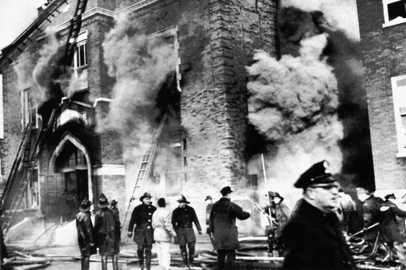   Nesta foto de arquivo de 1º de dezembro de 1958, os bombeiros lutam contra um incêndio na Escola Nossa Senhora dos Anjos, em Chicago, que matou 92 crianças e três de seus professores.