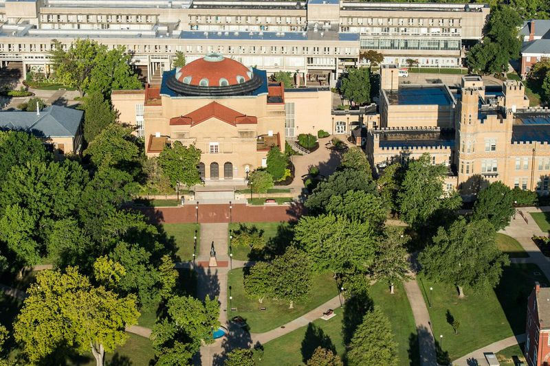 La Southern Illinois University à Carbondale a noué des partenariats avec des collèges communautaires de la région de Chicago pour aider les étudiants à obtenir un baccalauréat.