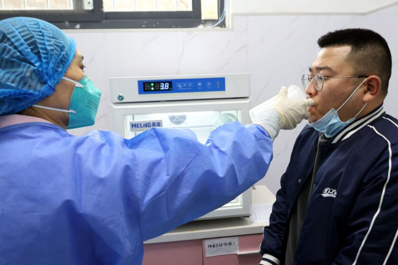   Un trabajador de la salud administra una dosis de la vacuna inhalable contra el coronavirus COVID-19 de CanSino Biologics en China el 3 de noviembre de 2022.
