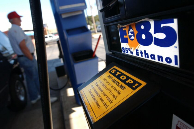   Um cliente bombeia etanol para seu veículo. Misturas mais altas de etanol são alternativas mais limpas e seguras à gasolina, escreve um cientista da UIC.
