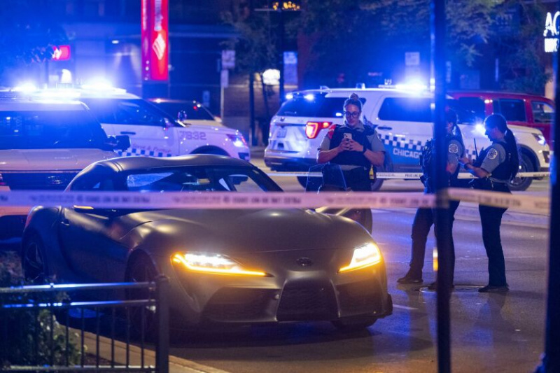   La police de Chicago travaille sur la scène où un homme a été abattu alors qu'il conduisait une Toyota argentée sur North La Salle Street à River North le 3 septembre.