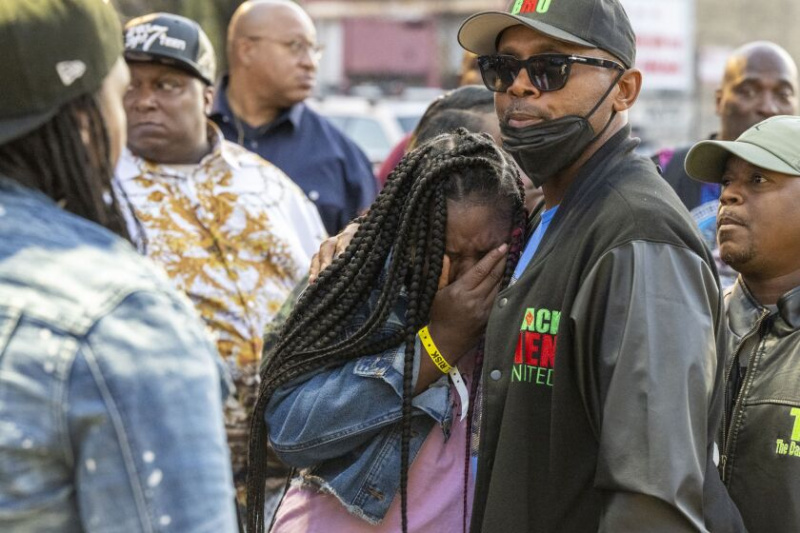   Una mujer que fue organizadora y víctima de una vigilia que se disparó en Halloween, comienza a llorar mientras habla con Ald. Jason Ervin antes de una vigilia por las víctimas del tiroteo en West Polk Street y South California Avenue, en el vecindario de Garfield Park, el miércoles 2 de noviembre de 2022.