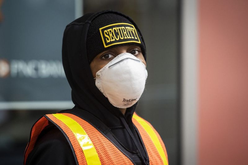 Un agent de sécurité de la Chicago Transit Authority porte un masque facial alors qu