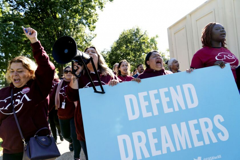   DACA ralli toetajad väljaspool USA kapitooliumit 6. oktoobril. Programmi päästmise aeg hakkab otsa saama, kirjutab kongresmen Jesus Garcia.
