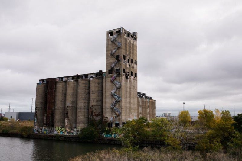   Štát by mal upustiť od myšlienky predaja areálu Damen Silos pozdĺž rieky Chicago majiteľovi závodu na výrobu asfaltu, píše odborník.