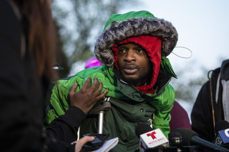 Jontae Adams spricht mit Reportern, während sich Dutzende zu einer Mahnwache für seine 7-jährige Tochter Jaslyn Adams versammeln, die Tage nach ihrer Erschießung am 18. April 2021 abgehalten wird.