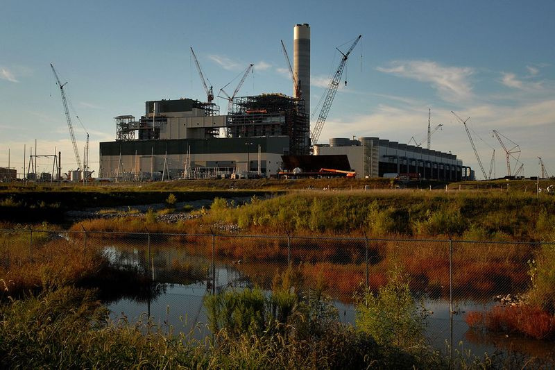 Una foto de septiembre de 2010 muestra el Prairie State Energy Campus, entonces todavía en construcción en el sur de Illinois en el condado de Washington. El campus de energía incluye tanto una mina de carbón como una planta de generación eléctrica.