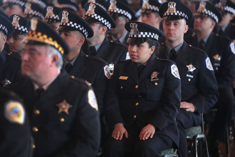 Chicago politseinikud osalevad 19. novembril 2018 Navy Pieris lõpu- ja ametikõrgendustseremoonial. Teadusuuringud toetavad ideed nõuda ametnikelt kolledži kraadi.