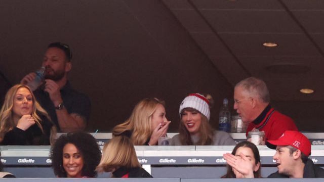  Taylor Swift tuo isänsä Scottin Gillette Stadiumille osallistuakseen Travis Kelceen Chiefs Gameen
