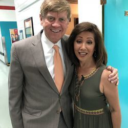 Linda Yu com Steve Sanders fora do estúdio WGN Morning News. | Brian Rich para o Sun-Times