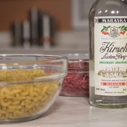 Os principais ingredientes do prato de macarrão de Larry. | Ashlee Rezin / Sun-Times