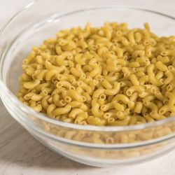 Larry’s prefere macarrão de cotovelo para esta receita. | Ashlee Rezin / Sun-Times