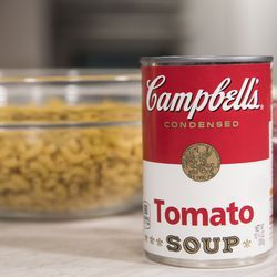 A sopa de tomate é uma parte importante da receita. | Ashlee Rezin / Sun-Times