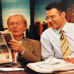 O ator Adam West se junta a Larry no set na WGN. | Forneceu