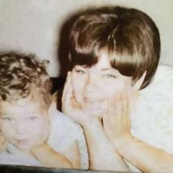 Larry Potash com sua mãe, Loretta. | Forneceu