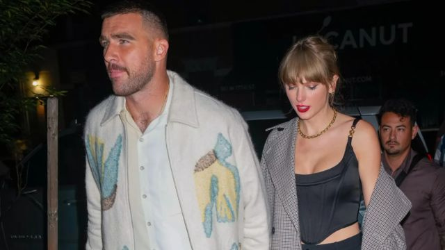   Malakas na nagmumura si Taylor Swift nang mapansin niyang itinutulak ang kanyang kasintahang si Travis Kelce sa laro ng Chiefs